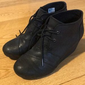 Toms black metallic wedge